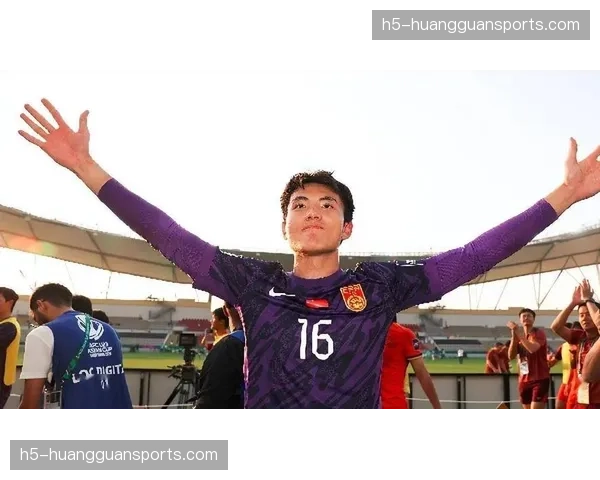 特写:阿拉维斯门将神勇扑出对方必进球,力保球门不失