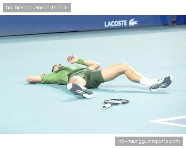 特写:迈阿密深夜训练场,德约科维奇独自加练发球 特写:迈阿密深夜训练场,德约科维奇独自加练发球