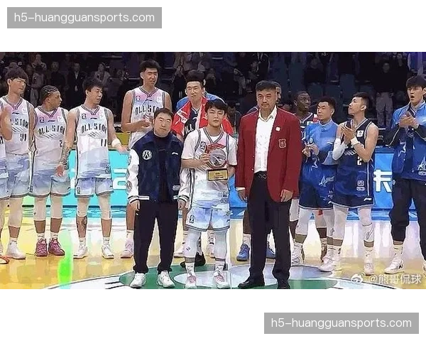 徐杰命中压哨超远三分,广东队替补席瞬间沸腾 徐杰命中压哨超远三分,广东队替补席瞬间沸腾